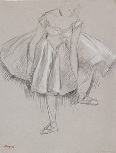 彼女のスリッパを調整するダンサー